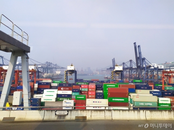 지난 24일(현지시간) 바라본 홍콩항 모습. 세계 각국에서 온 컨테이너와 그것을 옮기기 위한 크레인으로 빼곡하다. /사진=유희석 기자