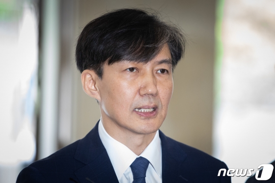 (서울=뉴스1) 유승관 기자 = 조국 법무부 장관 후보자가 25일 서울 종로구에 마련된 청문회 준비 사무실로 들어서며 입장을 밝히고 있다. 2019.8.25/뉴스1 <저작권자 © 뉴스1코리아, 무단전재 및 재배포 금지>