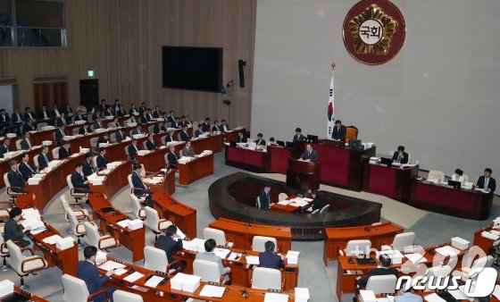 홍남기 기획재정부장관 겸 경제부총리가 26일 서울 여의도 국회에서 열린 예산결산특별위원회 전체회의에 서 결산보고를 하고 있다. /사진=뉴스1