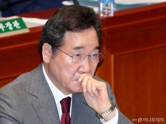 이낙연 국무총리가 26일 오전 서울 여의도 국회에서 열린 예산결산특별위원회 전체회의에 출석, 생각에 잠겨 있다./사진=홍봉진 기자