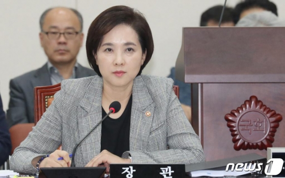 유은혜 사회부총리 겸 교육부장관이 26일 서울 여의도 국회에서 열린 교육위원회 전체회의에서 의원들의 발언을 듣고 있다./사진=뉴스1