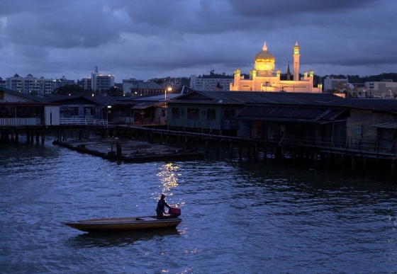 �� ��Ʈ�� į���ƿ��� �ֺ��� ������ �ִ�. ���Ź̰� ������ ��糪�� ���� �ڷ� ��糪���� ���帶ũ, ������ �˶� �������� ��ũ(Omar Ali Saifuddien Mosque)�� ���δ�. /����=afp