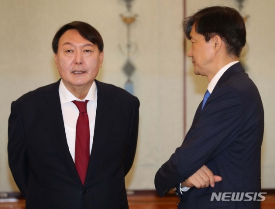 【서울=뉴시스】박진희 기자 = 윤석열 신임 검찰총장이 25일 청와대 본관에서 검찰총장 임명장 수여식 시작을 기다리며 조국 민정수석과 대화하고 있다. 2019.07.25. pak7130@newsis.com