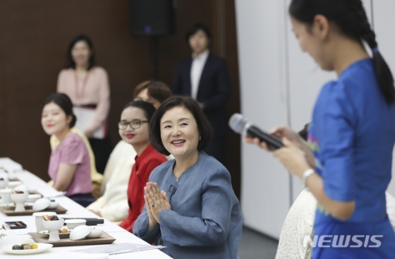 아세안 학생들과 간담회에 '송편' 가져온 김정숙 여사 - 머니투데이 아세안 학생들과 간담회에 '송편' 가져온 김정숙 여사 - 머니투데이
