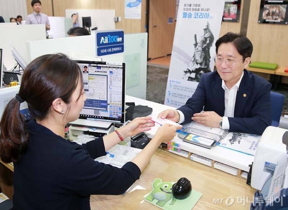 성윤모 산업통상자원부 장관이 27일 서울 종로구 세종로 NH농협은행 정부서울청사지점에서 소재·부품·장비 국산화 기업에 투자하는 '필승코리아 펀드'에 가입하고 있다./사진=성윤모 장관 페이스북