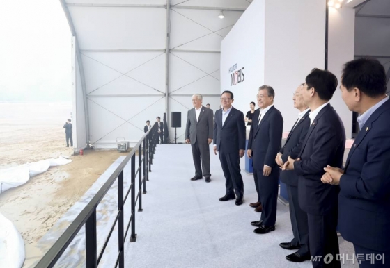 문재인 대통령이 28일 울산 북구 중산동 이화산업단지에서 열린 현대모비스 친환경차 부품 울산공장 기공식에서 참석자들과 함께 공장 부지를 바라보고 있다. 【울산=뉴시스】전신 기자 = 2019.08.28. photo1006@newsis.com