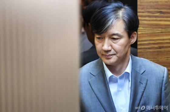 조국 법무부 장관 후보자가 가족 관련 의혹으로 웅동학원 등 전방위적 압수수색이 실시된 27일 오후 서울 종로구 적선현대빌딩에 마련된 인사청문회 준비단 사무실로 출근해 승강기를 타고 있다. / 사진=이동훈 기자 photoguy@