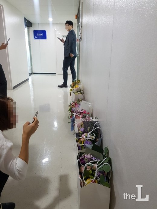 27일 오전 9시 서울 종로구 적선동 인사청문회 준비 사무실 앞에 조국 법무부장관 후보자의 지지자들이 보낸 꽃바구니들이 놓여있다. / 사진=하세린 기자