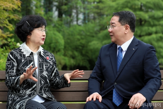 김명자 한국과학기술단체총연합회 회장(왼쪽)과 석영철 한국산업기술진흥원 원장이 지난달 27일 서울 청파동 숙명여대 숙명역사관에서 만나 산업현장 여성 연구개발(R&D) 인력 확대를 방안에 대해 대담하고 있다./사진=이기범 기자 leekb@