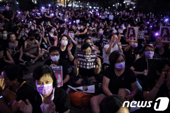 (홍콩 AFP=뉴스1) 우동명 기자 = 28일(현지시간) 홍콩의 반송환법 시위가 석달째 계속되고 있는 가운데 시민들이 경찰의 성희롱에 항의하는 대규모 미투 집회를 열고 있다.   © AFP=뉴스1  <저작권자 © 뉴스1코리아, 무단전재 및 재배포 금지>