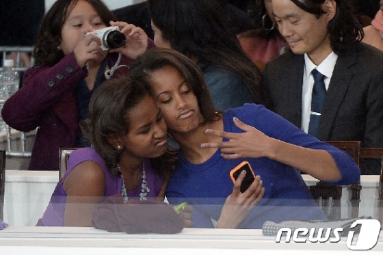 샤샤 오바마(왼쪽)와 말리아 오바마. © AFP=뉴스1