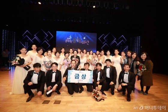 산업통상자원부 합창단 '울림'이 2018년 11월10일 정부세종청사 대강당에서 열린 '제12회 공무원음악대전'에서 금상을 수상했다. 합창단 단장인 전응길 산업부 신북방통상총괄과장(앞 줄 왼쪽에서 세번째)이 단원들과 기념촬영을 하고 있다. / 사진제공=합창단 '울림'