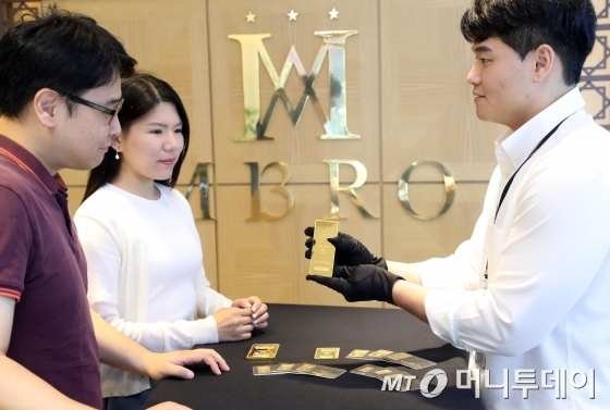 최근 6년동안 최고가를 경신하며 금값이 상승세를 타는 가운데 3일 오후 서울 강남구 청담동 한국금거래소 강남본점에서 고객들이 골드바 구매에 대한 상담을 하고 있다. / 사진=임성균 기자 tjdrbs23@