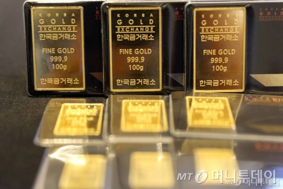최근 6년동안 최고가를 경신하며 금값이 상승세를 타는 가운데 3일 오후 서울 강남구 청담동 한국금거래소 강남본점에서 골드바를 선보이고 있다. / 사진=임성균 기자 tjdrbs23@