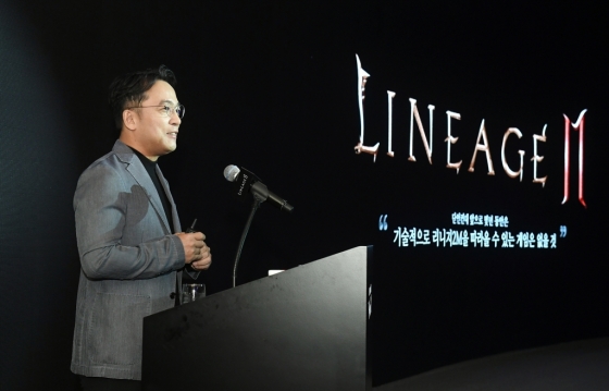 김택진 엔씨소프트 대표는 5일 서울 역삼동 ‘더 라움’에서 신작 모바일 MMORPG(다중접속역할수행게임) ‘리니지2M' 미디어 쇼케이스를 열고 신작에 대한 자신감을 내비쳤다. / 사진제공=엔씨소프트