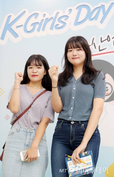 6일 인천 연수구 송도동에 위치한 소재·의료기기 강소기업 파버나인 연구소에서 열린 '2019 K-걸스데이'에 'K-걸스데이 서포터즈'로 참가한 정보미씨(왼쪽), 서수민씨./ 사진=김창현 기자 chmt@