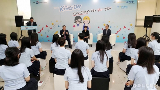  6일 인천광역시 연수구 송도동 파버나인연구소에서 열린 여학생의 이공계 진학과 산업계 진출 확산을 돕기 위해 기업과 연구소 등 산업기술현장 체험 기회를 제공하는 'K걸스데이(K-Girls' Day)' 행사에서 석영철 한국산업기술진흥원 원장, 심상미 파버나인 연구소장, 이제훈 파버나인 대표와 덕원여자고등학교 학생들이 질의 응답 시간을 갖고 있다. / 사진=김창현 기자 chmt@