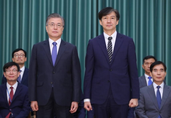 문재인 대통령이 9일 청와대 본관에서 조국 신임 법무부 장관에게 임명장을 수여한 후 기념촬영하고 있다./사진=뉴시스