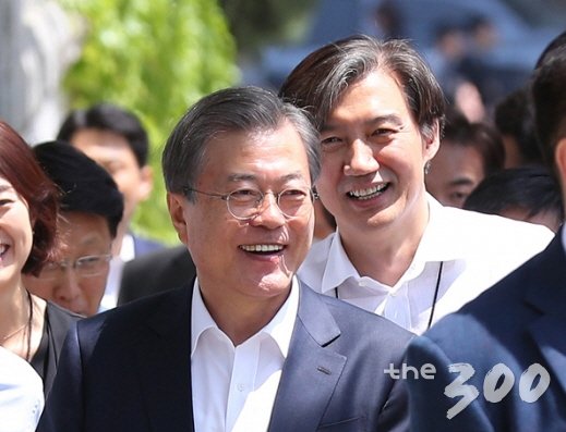 문재인 대통령이 10일 서울 종로구 삼청동 한 식당에서 참모진과 점심 식사를 마친 후 여민관으로 향하고 있다. 2019.05.10. photo1006@newsis.com