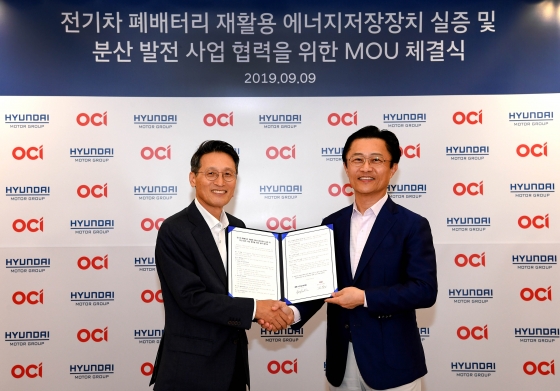현대차그룹과 OCI는 9일 서울 양재동 현대차그룹 본사에서 현대차그룹 전략기술본부장 지영조 사장과 OCI 대표이사 김택중 사장 등이 참석한 가운데 ‘전기차 폐배터리 재활용 에너지저장장치(ESS) 실증 및 분산발전 사업 협력 양해각서(MOU)’를 체결했다. 사진은 현대차그룹 전략기술본부장 지영조 사장(오른쪽)과 OCI 대표이사 김택중 사장이 양해각서 체결식 후 기념사진을 찍고 있는 모습/사진제공=현대차그룹<br>
<br>