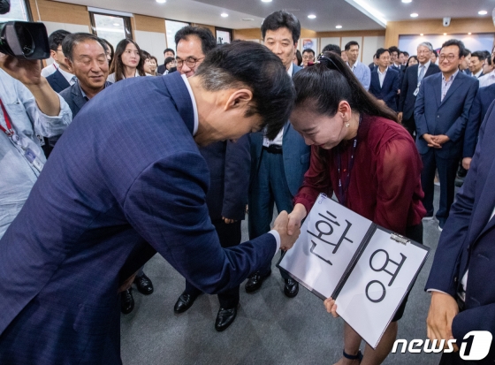 조국 법무부 장관이 9일 경기도 과천시 정부과천청사에서 열린 취임식에서 직원들과 인사를 나누고 있다. /사진=뉴스1