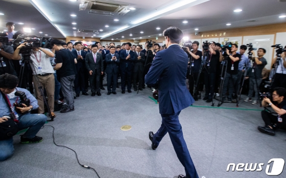조국 법무부 장관이 9일 경기도 과천시 정부과천청사에서 열린 취임식에서 직원들과 인사를 나누고 있다./사진=뉴스1