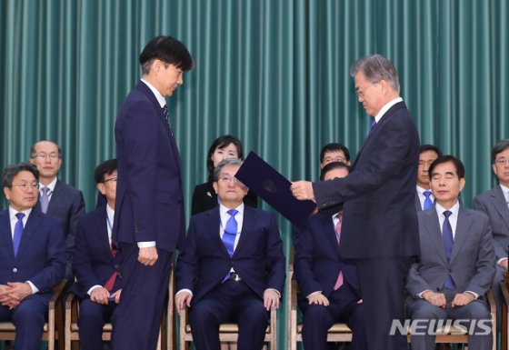 【서울=뉴시스】전신 기자 = 문재인 대통령이 9일 청와대 본관에서 조국 법무부 장관에게 임명장을 수여하고 있다.2019.09.09. photo1006@newsis.com