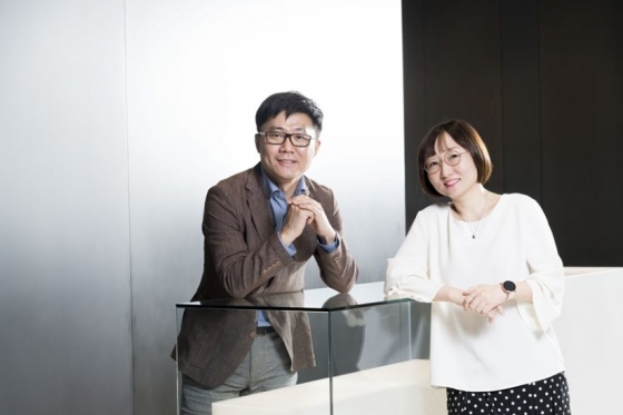 삼성전자 무선사업부 전략파트너개발그룹 박지선 상무(왼쪽)와 프레임워크그룹 정혜순 상무(오른쪽)/사진=삼성전자