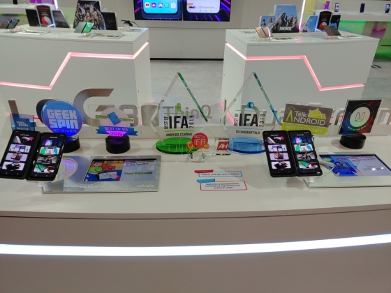 IFA2019 LG전자 부스에 전시된 'LG V50S 씽큐'와 전용 액세서리 'LG 듀얼스크린'./사진=LG전자