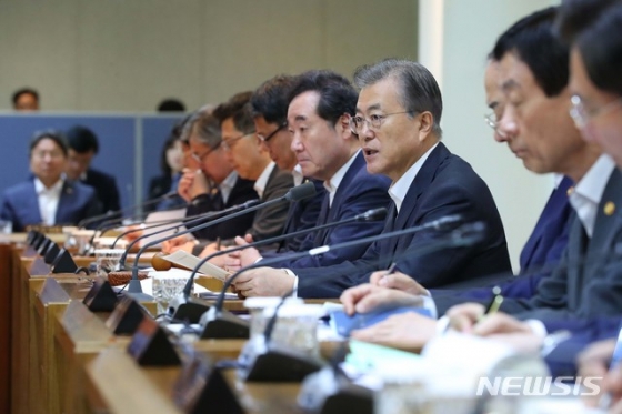 문재인 대통령이 10일 서울 성북구 한국과학기술연구원에서 열린 국무회의에서 모두발언하고 있다. 2019.09.10. 【서울=뉴시스】전신 기자 = photo1006@newsis.com