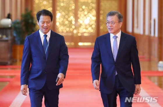 【서울=뉴시스】전신 기자 = 문재인 대통령과 임종석 비서실장이 21일 청와대 충무실에서 열린 신임 장관 임명장 수여식에 참석하고 있다. 2018.09.21. photo1006@newsis.com