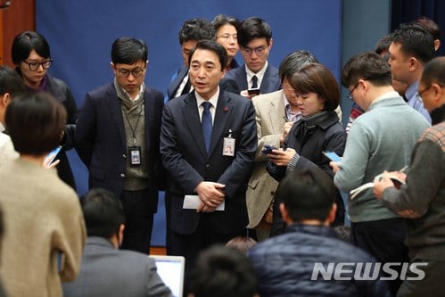 【서울=뉴시스】전신 기자 = 박수현 대변인이 18일 청와대 춘추관 대브리핑룸에서 이명박 전 대통령 성명과 관련해 문재인 대통령 입장을 밝힌 후 기자들의 질문에 답변하고 있다. 2018.01.18. photo1006@newsis.com