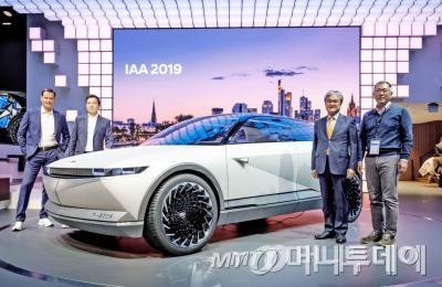 2019 프랑크푸르트 모터쇼에서 공개된 EV 콘셉트카 45 앞에서 현대자동차 상품본부 토마스 쉬미에라 부사장, 현대자동차 디자인센터장 이상엽 전무, 주독일 대한민국대사관 정범구 대사, 현대자동차 정의선 수석부회장(왼쪽부터)이 기념촬영을 하고 있는 모습/사진제공=현대차