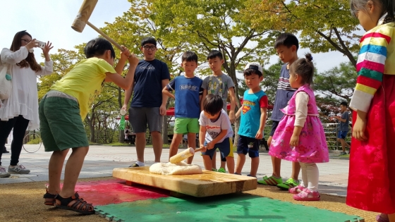 국립춘천박물관 한가위 행사 '떡메쳐서 인절미 만들기'.<br>