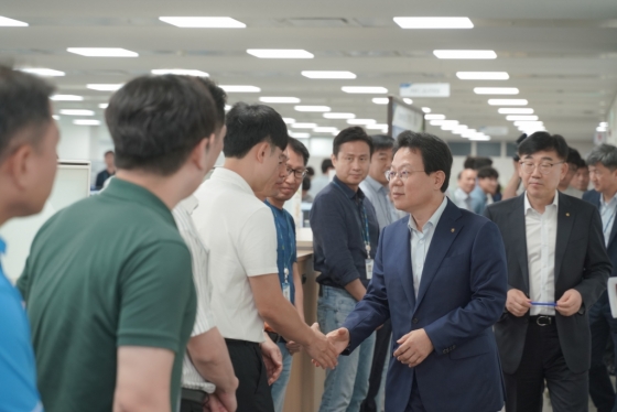 김광수 NH농협금융 회장(오른쪽 두번째)이 지난 10일 NH통합IT센터(경기도 의왕시 소재)를 방문, 추석 연휴를 대비해 비상근무 중인 직원들을 격려하고 있다./사진제공=농협금융