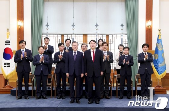 문재인 대통령이 25일 오전 청와대에서 윤석열 신임 검찰총장에게 임명장을 수여한 뒤 기념촬영을 하고 있다. (청와대 제공) 2019.7.25/뉴스1 <저작권자 © 뉴스1코리아, 무단전재 및 재배포 금지>