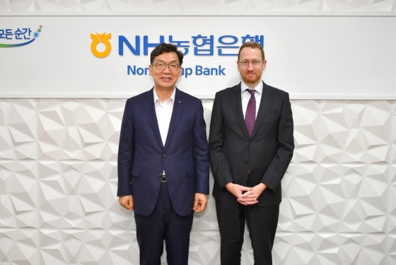 이대훈 NH농협은행장(왼쪽)이 지난 10일 브렛 쿠퍼 호주 무역투자대표부 동북아 총괄대표(오른쪽)와 면담 후 사진촬영을 하고 있다./사진제공=농협은행