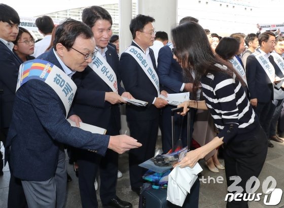 (서울=뉴스1) 임세영 기자 = 이해찬 더불어민주당 대표와 이인영 원내대표 등 의원들이 11일 오전 서울역에서 추석 귀성인사를 하고 있다. 2019.9.11/뉴스1