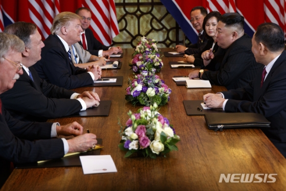 【하노이=AP/뉴시스】도널드 트럼프 미국 대통령과 김정은 북한 국무위원장이 28일(현지시간) 하노이 메트로폴 호텔 회담장에서 확대 양자 회담을 하고 있다. 확대 회담에 미국 측에서는 존 볼턴 백악관 국가안보보좌관, 마이크 폼페이오 국무장관, 믹 멀베이니 백악관 비서실장 대행이 배석했고 북측에서는 리용호 외무상과 김영철 노동당 부위원장이 함께했다. 백악관이 공지한 2차 북미 정상회담 2일 차 일정은 '양자 단독회담-확대 양자 회담-업무 오찬-합의문 서명식' 등의 순서로 진행되는 것으로 알려졌다. 2019.02.28.