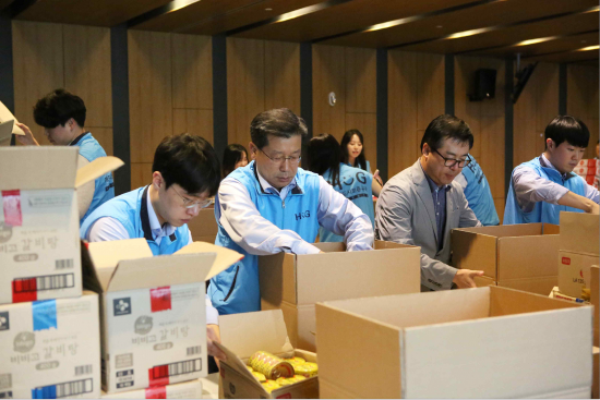 이재광 HUG 사장(가운데)이 지난 10일 직원들과 함께 추석을 맞이하여 부산지역<br>
한부모 가정에 전달할 생필품 선물세트를 포장하고 있다.