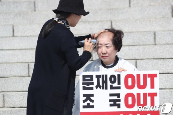 박인숙 자유한국당 의원이 11일 서울 여의도 국회 본청 계단에서 조국 법무부 장관 사퇴를 촉구하며 삭발을 하고 있다./사진=뉴스1