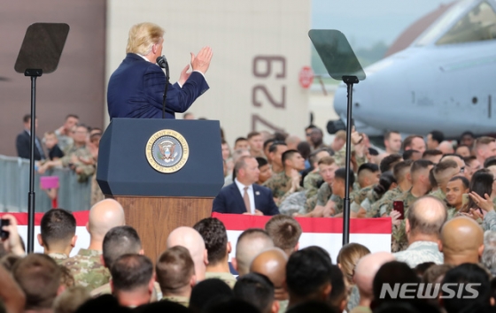 ¡¼ÆòÅÃ=´º½Ã½º¡½ÀÌ¿µÈ¯ ±âÀÚ = µµ³Îµå Æ®·³ÇÁ(Donald Trump) ¹Ì±¹ ´ëÅë·ÉÀÌ 30ÀÏ ¿ÀÈÄ °æ±â ÆòÅýà ÁÖÇѹ̱º ¿À»ê °ø±º±âÁö¿¡¼ ¿¬¼³À» ÇÏ¸ç ¹Ú¼ö¸¦ º¸³»°í ÀÖ´Ù. 2019.06.30. 20hwan@newsis.com