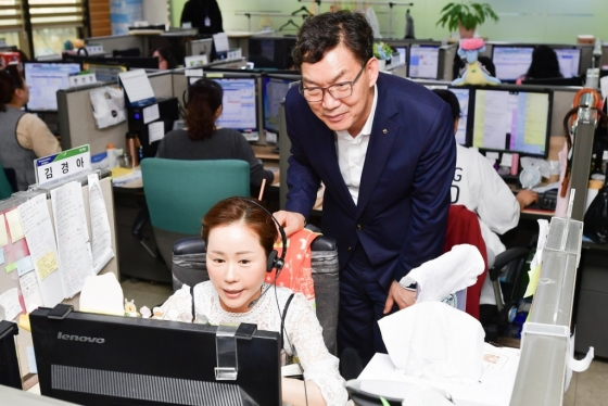 이대훈 농협은행장(오른쪽)이 11일 고객행복센터를 방문해 추석명절 연휴를 대비하여 비상근무 중인 직원들을 격려하고 있다./사진제공=농협은행