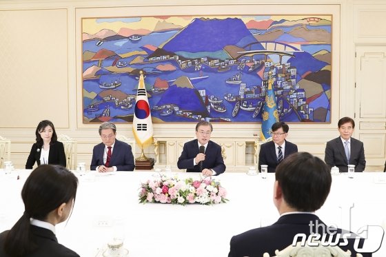문재인 대통령이 25일 오전 청와대에서 윤석열 신임 검찰총장 임명장 수여식 후 열린 환담에서 인사말을 하고 있다. 이날 문 대통령은 윤 총장에게 앞으로 맡은 바 직무를 충실히 수행해 줄 것을 주문했다. 또한, 검찰 개혁에 대한 기대를 나타내는 한편 특히 '살아 있는 권력'에 대해서도 엄정한 법적용을 강조했다. (청와대 제공) 2019.7.25/뉴스1 <저작권자 © 뉴스1코리아, 무단전재 및 재배포 금지>