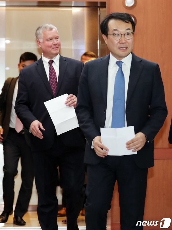 (서울=뉴스1) 이재명 기자 = 이도훈 한반도평화교섭본부장과 스티븐 비건 미국 국무부 대북특별대표가 21일 오전 서울 세종대로 외교부 청사에서 협의를 마친 후 약식 브리핑을 하기 위해 나서고 있다. 2019.8.21/뉴스1