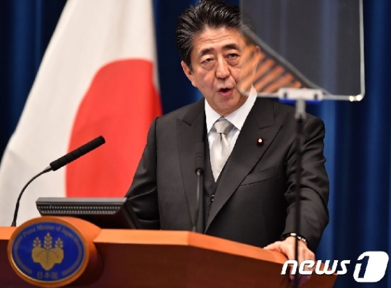 아베 신조 일본 총리가 11일 오후 관저에서 개각 관련 기자회견을 하고 있다. © AFP=뉴스1