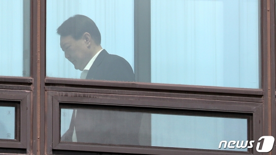 (서울=뉴스1) 민경석 기자 = 윤석열 검찰총장이 11일 오후 서울 서초구 대검찰청에서 구내식당을 향해 이동하고 있다. 2019.9.11/뉴스1