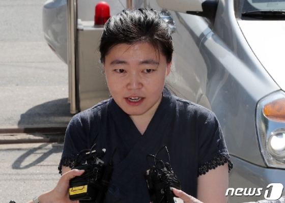 김수남 전 검찰총장 등 전·현직 검찰 고위직 4명을 직무유기 혐의로 고발한 임은정 울산지검 부장검사가 지난 5월31일 오전 서울 중랑구 서울지방경찰청 지능범죄수사대에 고발인 신분으로 조사를 받기위해 출석하며 취재진 질문에 답하고 있다. 2019.5.31/뉴스1 © News1 박세연 기자