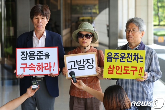 안전사회시민연대 회원들이 11일 오전 서울 서초구 서울중앙지검에서 음주운전 혐의를 갖고 있는 장제원 자유한국당 의원의 아들 장용준(노엘) 씨와 운전자 바꿔치기 작업에 동참한 것으로 알려진 동승자를 상대로 고발장 제출하기에 앞서 입장을 밝히고 있다./사진=뉴스1