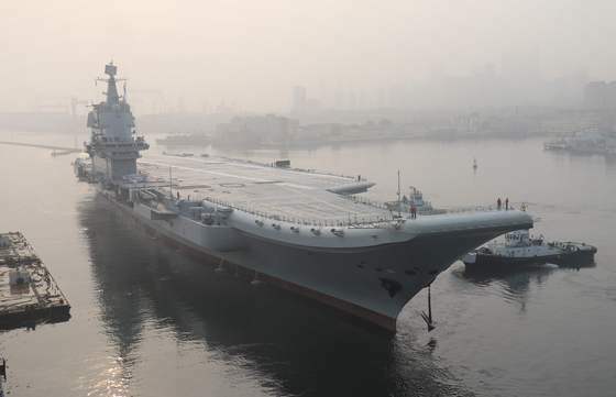  2018년 5월 중국의 첫 국산 항공모함 ‘001A’함이 랴오닝 성 다롄의 조선소 부두를 떠나 시험운항을 하고 있는 모습 / 사진 = 뉴스1 